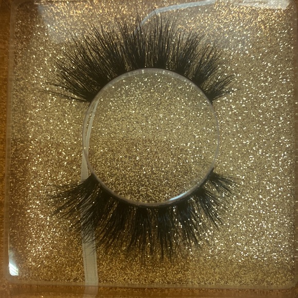 Lashes - Picture 9 of 16